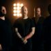A banda de lodo finlandês Themata Premiere esmagando o novo single "Colossus" do próximo EP