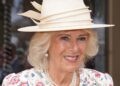 A câmera pega a foto impressionante da rainha Camilla no banco de trás do carro