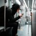 A campanha de transporte de Nova Londres tem como alvo passageiros que tocam música barulhenta sem fones de ouvido
