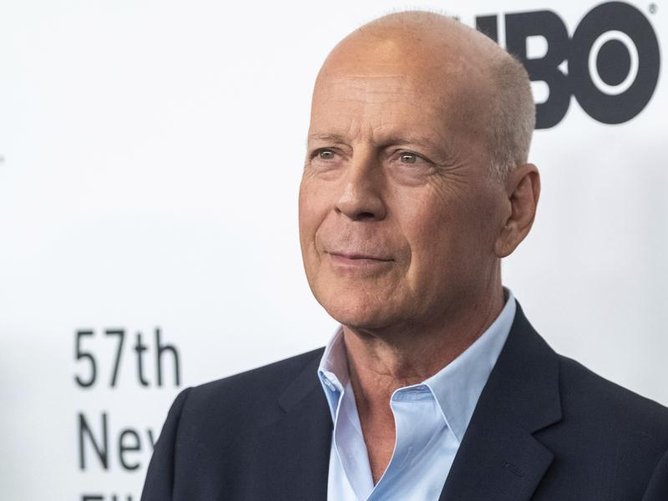 A esposa de Bruce Willis, Emma Heming, em mudança de ator para casa separada
