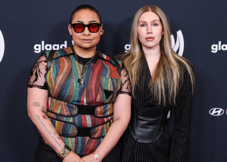 A esposa de Raven-Symone, Miranda, aborda especulações sobre o casamento da atriz por dinheiro: 'I'm Richer'-Star Magazine