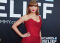 A estréia na direção de Taylor Swift é reescrita de Scribe de pessoas normais