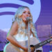 A estrela country Megan Moroney reage à proposta surpresa durante a música de separação ao vivo