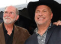 A estrela da música country Garth Brooks celebra o marco que muda a vida