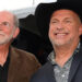 A estrela da música country Garth Brooks celebra o marco que muda a vida