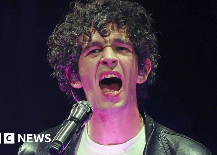 A estrela de 1975, Matty Healy, alerta de ameaça para locais de música 'sementes'