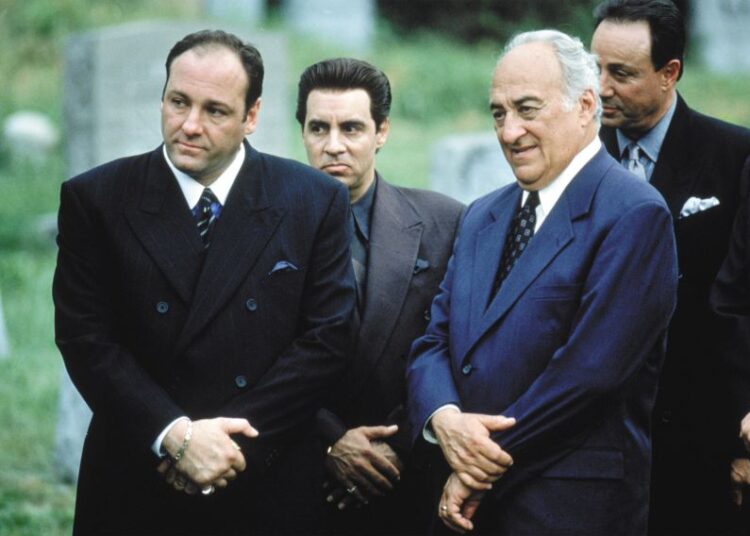 A estrela de 'Sopranos' Jerry Adler, veterinário da Broadway nos bastidores que virou ator no final da vida, morre aos 96