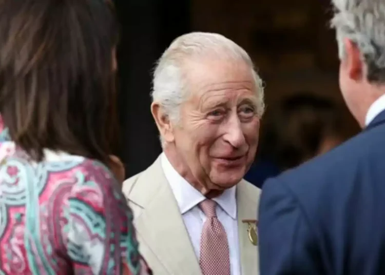 A família real britânica deixa o Palácio de Buckingham e as pessoas no Reino Unido sabem o motivo