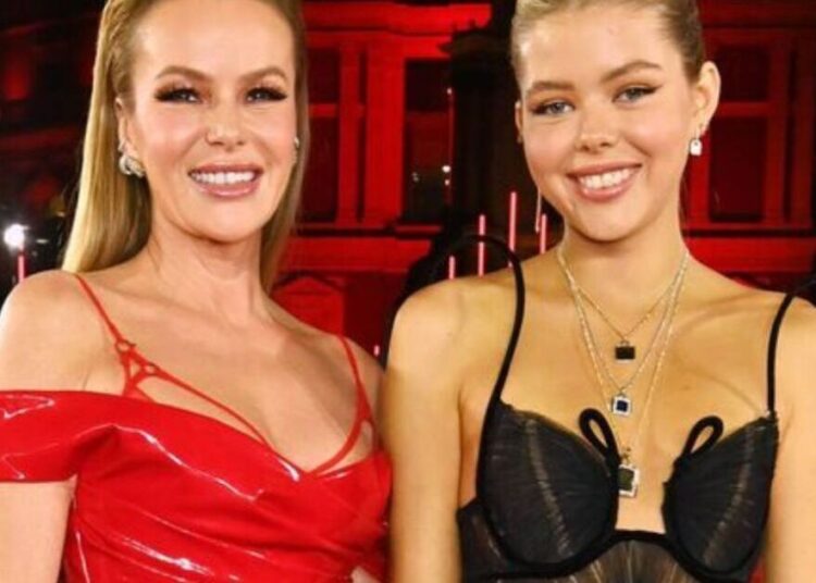A filha parecida de Amanda Holden, Lexi, fica de topless para snaps atrevidos | Notícias de celebridades | Showbiz & TV
