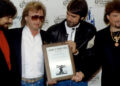 A icônica banda country dos anos 80 se reúne com o baterista pela primeira vez em 20 anos