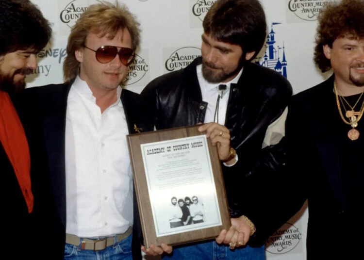 A icônica banda country dos anos 80 se reúne com o baterista pela primeira vez em 20 anos