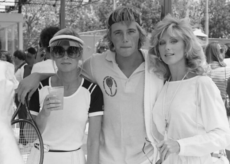 A lenda dos anos 80 parece sem idade na Epic 'TV History' Reunion