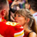 A mensagem de Taylor Swift sobre Travis Kelce tem fãs conversando