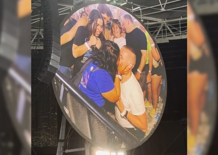 A proposta do Coldplay traz ternura após o escândalo de câmeras de beijo de concerto