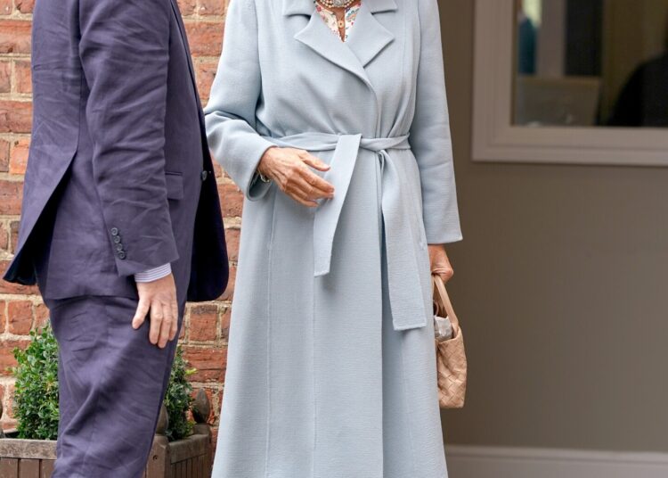 Rainha Camilla participa do festival Ebor