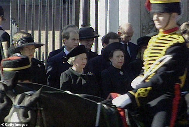 A regra que a rainha quebrou durante o funeral da princesa Diana, de acordo com o especialista em linguagem corporal