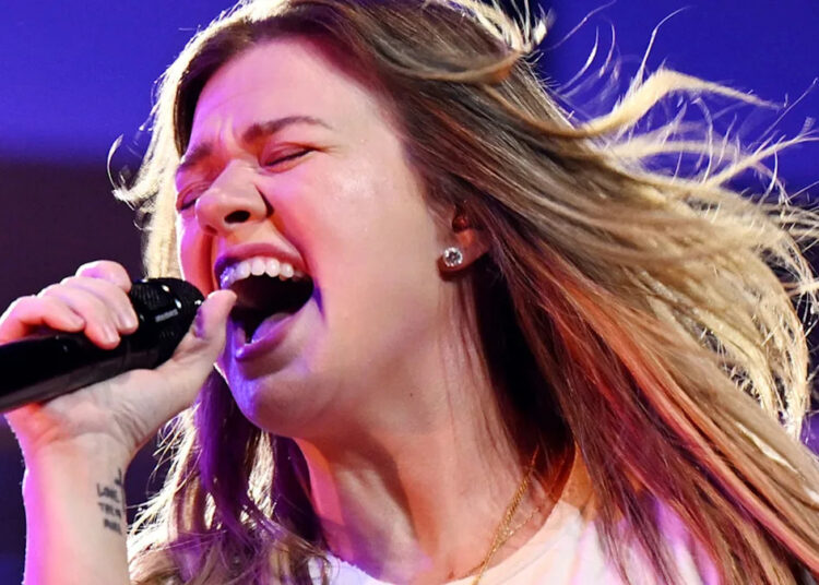 A surpreendente conexão de Kelly Clarkson com uma lenda do rock-através de seu ex-marido falecido