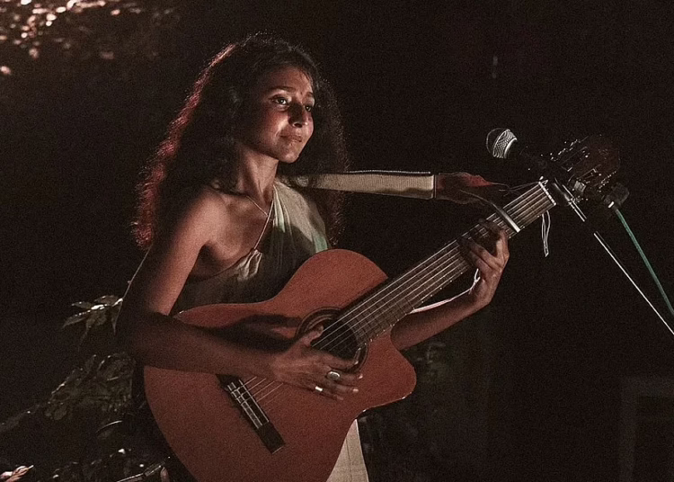 A última música de Ditty, Kali, recupera a pele escura.