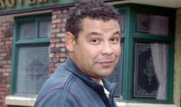 A vida de Craig Charles por causa da trágica razão, ele deixou a Coronation Street para a cirurgia que salva vidas