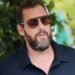 Adam Sandler se veste, deixando seus shorts de basquete para o festival de cinema de Veneza