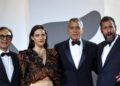 Adam Sandler usa smoking raro no tapete vermelho com George Clooney