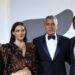 Adam Sandler usa smoking raro no tapete vermelho com George Clooney
