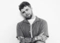 Alex Warren não se importa se a música dele não é 'Todo da xícara de chá'