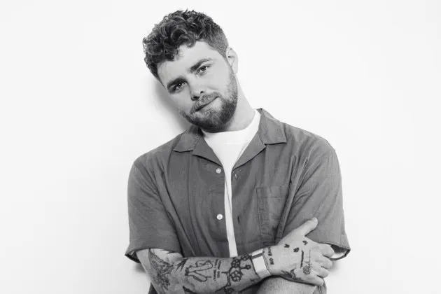 Alex Warren não se importa se a música dele não é 'Todo da xícara de chá'