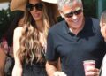 Amal Clooney parece perfeita enquanto ela apoia o marido doentio George enquanto saía de Veneza na manhã depois de lutar contra a infecção séria de sinusite em Jay Kelly Red tapete