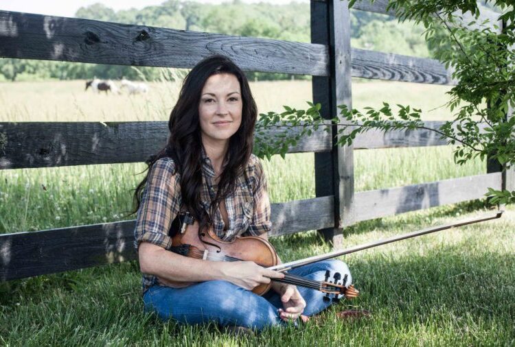 Amanda Shires compartilha ousada nova single “Piece de Mente”