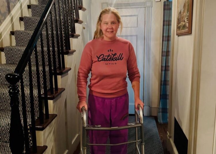 Amy Schumer compartilha uma atualização de saúde após cirurgia nas costas