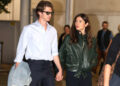 Andrew Garfield e a namorada Monica Barbaro dão as mãos quando chegam ao Festival de Cinema de Veneza