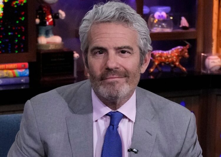 Andy Cohen bate Kim Davis sobre a postura do casamento entre pessoas do mesmo sexo