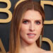 Anna Kendrick teria datando Alex Edelman