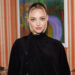 As fotos raras de Cape Cod de Amanda Seyfried destacam seu maiô náutico glamour