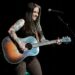 Ashley McBryde solta o novo videoclipe explorando o fundo religioso