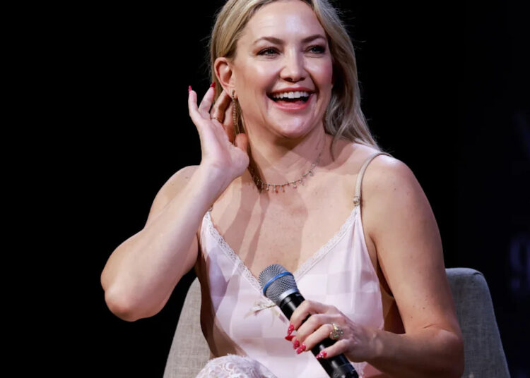 Assista Kate Hudson trazer de volta a cena icônica de 'Como perder um cara em 10 dias' depois de 22 anos