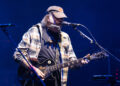 Assista Neil Young Blast Blast Trump's Washington DC Takeover em nova música "Big Crime"