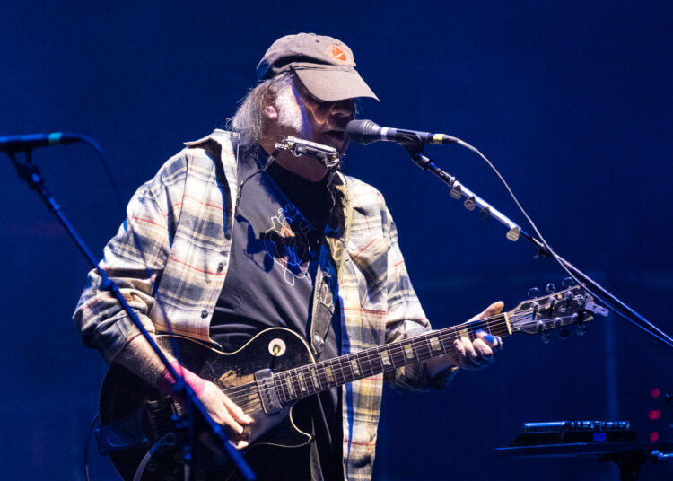 Assista Neil Young Blast Blast Trump's Washington DC Takeover em nova música "Big Crime"