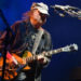 Assista Neil Young tocar sua música de protesto da era Reagan 'Long Walk Home' pela primeira vez desde 1989