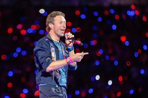 Assista Simon Pegg junte -se ao Coldplay para realizar 'um céu cheio de estrelas'