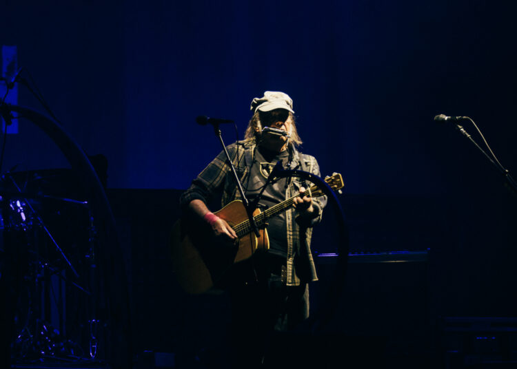 Assista a Neil Young Debut New Song 'Big Crime' em protesto na aquisição do DC de Donald Trump
