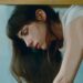 Assista ao cameo de Jeff Goldblum no novo vídeo de Dodie para 'I Feel Mad for You, Dave'