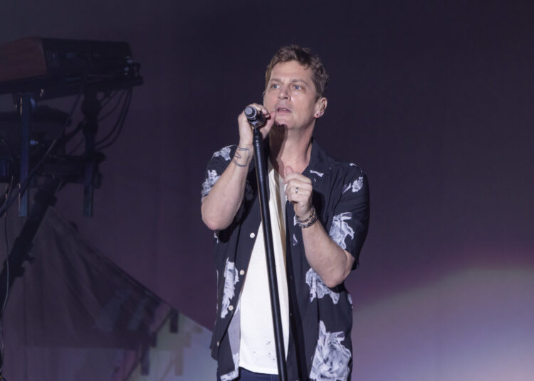 Assista ao filho de Rob Thomas pregue o riff de guitarra em 'Smooth'