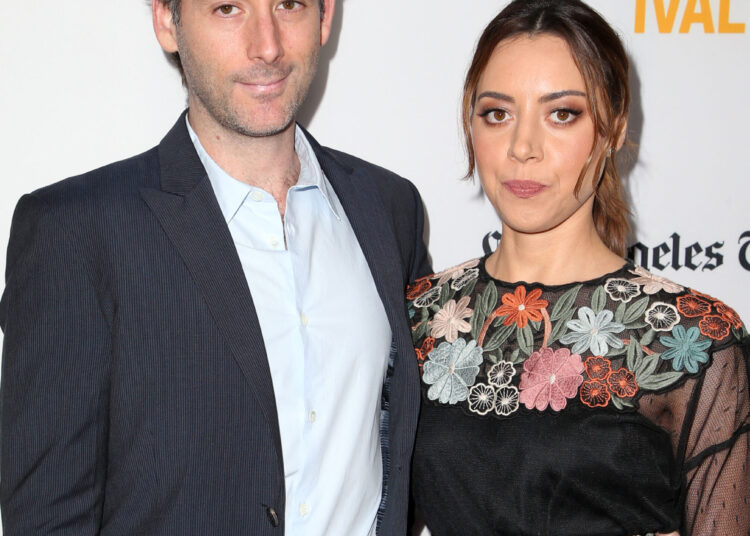 Aubrey Plaza fala navegando 'pesar' seguindo o suicídio do marido Jeff Baena: 'É uma luta diária' - Revista Star