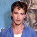 Austin Butler estudou bundas 'grossas' jogadores de beisebol 'para o novo papel do cinema