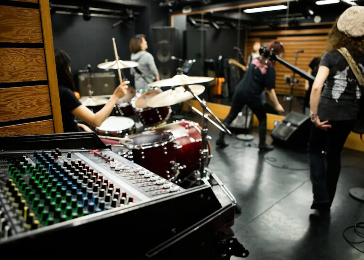 Banda de rock prolífica improvável de tocar cidades na próxima turnê 'Ever Again'