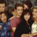 'Beverly Hills 90210' Alum, 52, deixa pouco para a imaginação em selfie de praia sensual