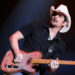 Brad Paisley interrompe o show no meio da música, enquanto um raio greve duas vezes