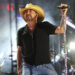 Brave Young Cancer Survivor se junta a Jason Aldean no palco e vence os aplausos ruindo